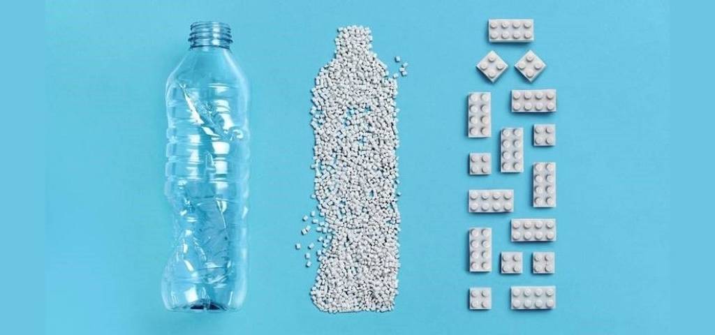Bouteille plastique et brique de lego