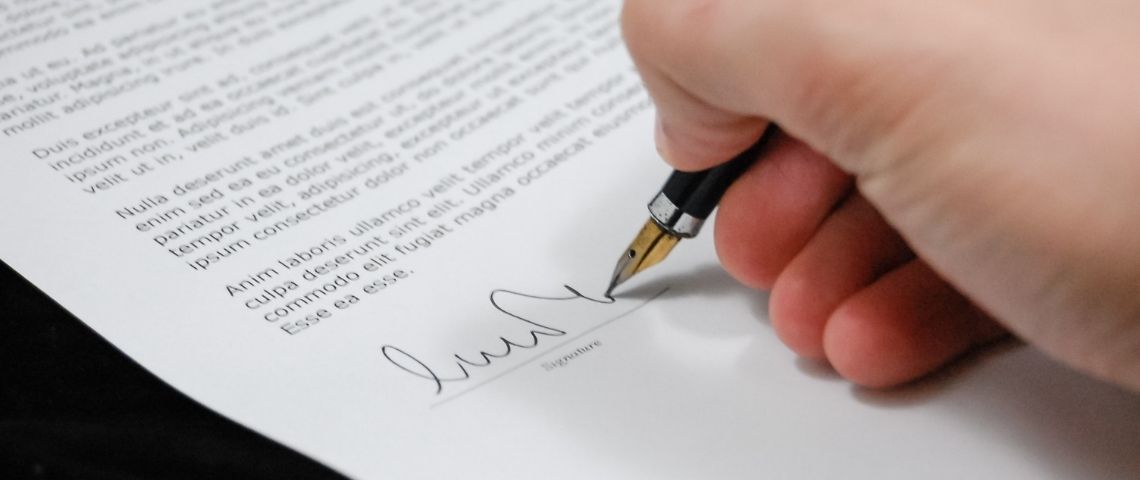 Yousign lève 30 millions d'euros pour fournir aux TPE et PME une alternative européenne aux géants américains Main signant une feuille