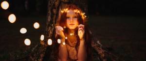enfant avec une guirlande lumineuse en couronne autour de la tête