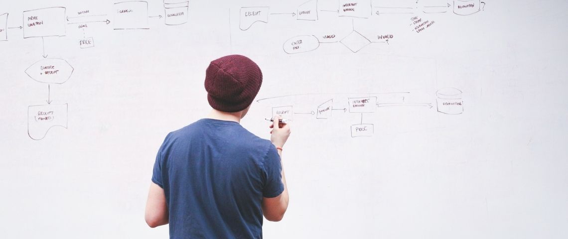 Majors : une nouvelle plateforme de masterclass d'experts et de personnalités pour le monde de l'entreprise Homme devant un tableau, faisant des schémas, un crayon à la main