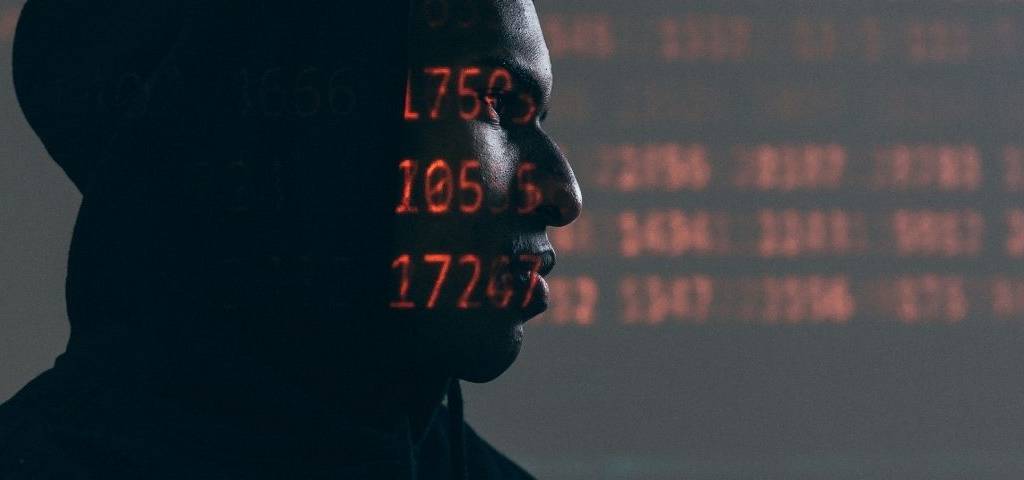 Homme avec des lignes de codes sur le visage