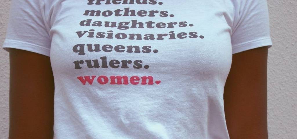 Femme Portant Un T Shirt Blanc Et Un Bas En Denim Bleu