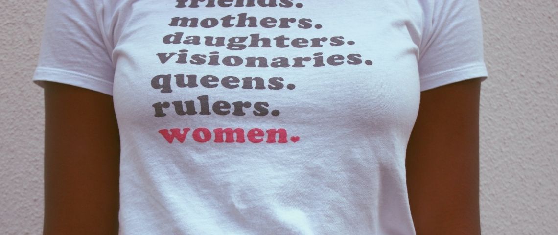 Médecins du Monde affirme son engagement en faveur de l’égalité entre les femmes et les hommes par le lancement d’une nouvelle campagne féministe. Femme Portant Un T Shirt Blanc Et Un Bas En Denim Bleu