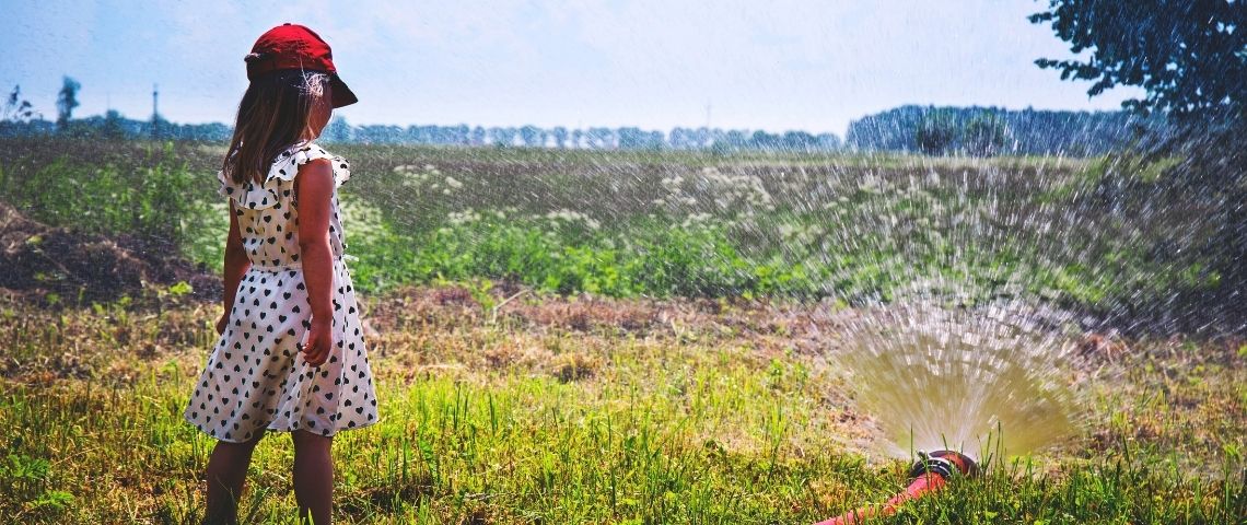 Olimpe technology : une start-up rochelaise ambitionne de devenir le leader européen de la désinfection écologique jeune fille dans un jardin avec un arrosage