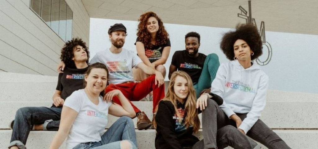 Jeunes filles et garçons assis sur des marches d'escaliers