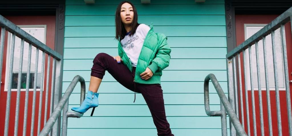 Mannequin avec une doudoune verte et un pantalon noir