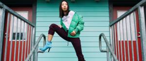 Mannequin avec une doudoune verte et un pantalon noir