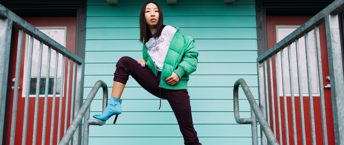 Arianee, et la Fédération de la Haute Couture et de la Mode, qui coordonne la Paris Fashion Week Homme et la Semaine de la Haute Couture, s’associent afin d’offrir une expérience NFT Mannequin avec une doudoune verte et un pantalon noir