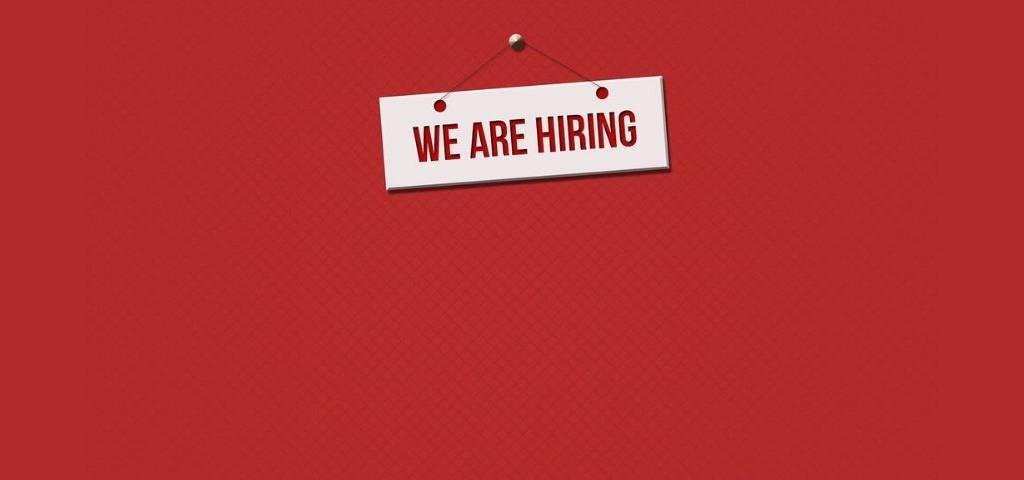 message sur fond rouge : We are Hiring