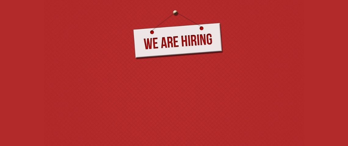 PayFit annonce la mise en place d’un grand plan de recrutement : plus de 500 nouveaux talents d’ici fin 2022, dont 320 en 2021 message sur fond rouge : We are Hiring