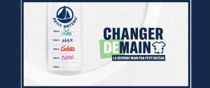 Affiche de la campagne Changer Demain avec une étiquette de T-sirt sur laquelle se succède le nom de différents enfants