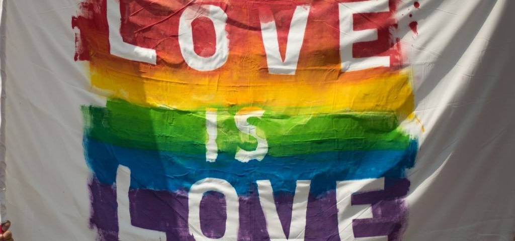 Drapeau LGBT avec le message  - Love is Love - 
