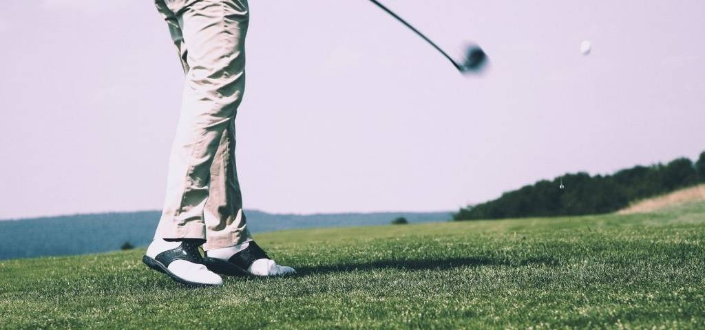 Joueur de golf de dos