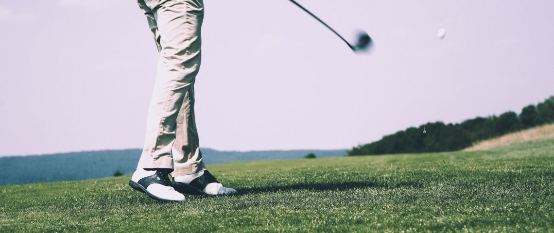 Le trophée de Golf de la Fondation Hoch permettra la réfection d’une salle de repos pour les soignants Joueur de golf de dos