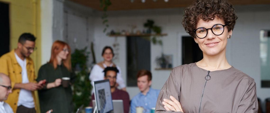 Le Female Founder Challenge, co-organisé par 50inTech et VivaTech, veut promouvoir, récompenser et générer davantage de traction autour des start-ups dirigées par des femmes. Femme au premier plan avec une équipe au travail en arrière plan