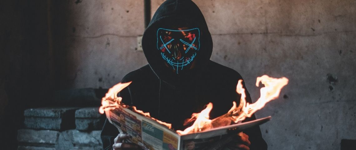 A partir du 7 juillet 2021, les journalistes de fact-checking de l’AFP partageront, via une série de cinq vidéos, les différents outils, gratuits et accessibles à tous, permettant d’identifier une fausse information Homme masqué lisant un journal qui prend feu