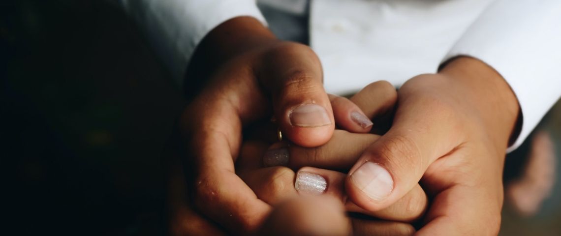 solidarite-associations-appelle-les-entreprises-de-lalimentaire-pour-offrir-un-repas-aux-plus-demunis Deux personnes qui se tiennent la main