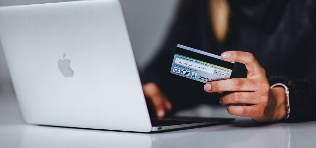 une femme qui commande en ligne