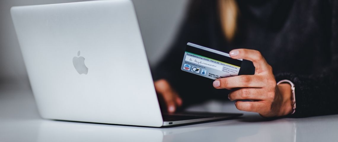 club-r-de-rakuten-economie-circulaire-seconde-main-visions-r-redistribution-e-commerce-plateforme-en-ligne une femme qui commande en ligne
