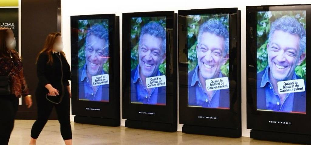 Vincent Cassel sur des écrans d'affichage en gare