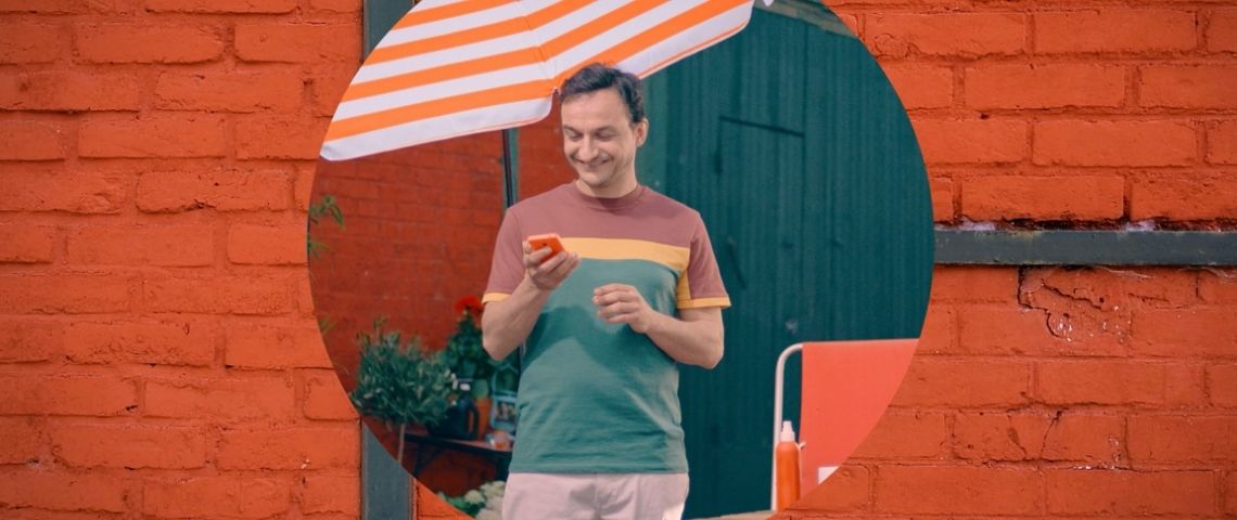 lolivier-assurance-campagne-publicite-fred-farid-paris Un homme qui regarde son téléphone portable