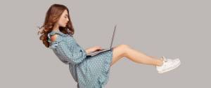 Une femme sur un ordinateur