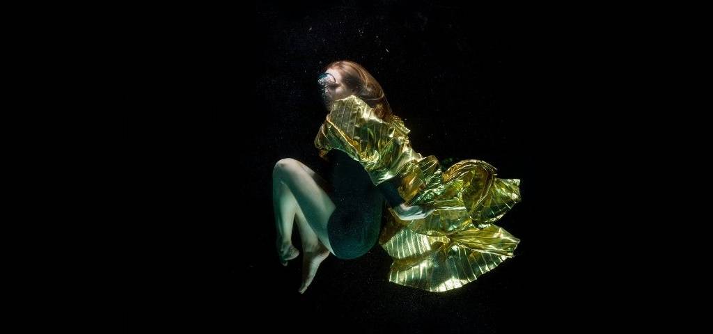 une femme dans l'eau avec un habit doré