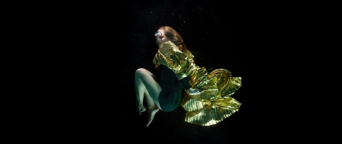 lvmh-luxe-durable-projet-centre-mondial-de-recherche-et-dinnovation-saclay-mode-spiritueux une femme dans l'eau avec un habit doré