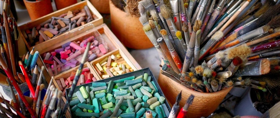 Dans le cadre du plan de relance, le gouvernement a souhaité consacrer 30 millions d’Euros à un programme de soutien à la conception et à la réalisation de projets artistiques, intitulé « Mondes nouveaux ». Pinceaux