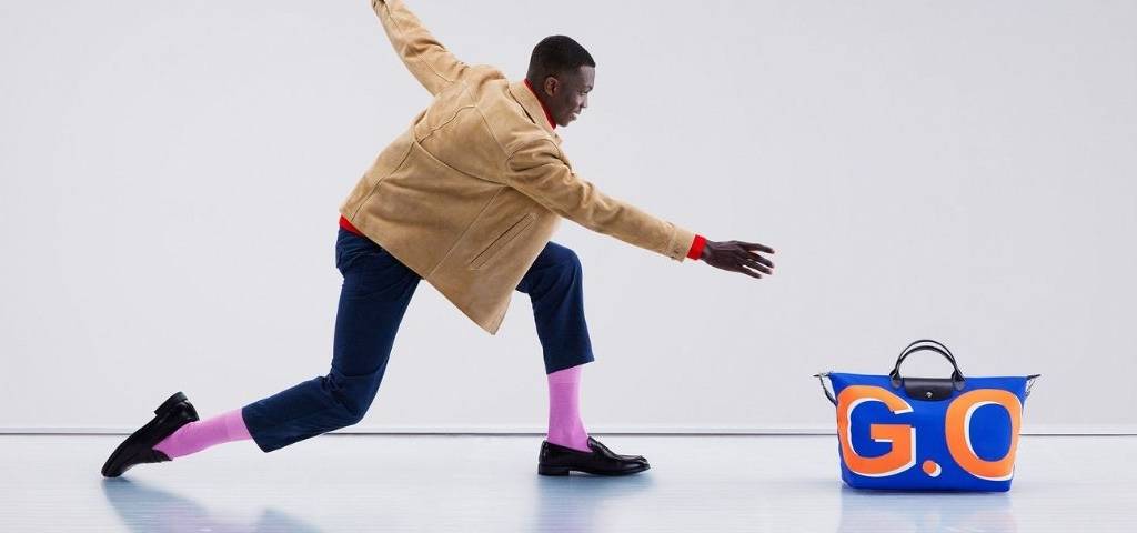 Homme faisant glisser un sac  - pliage -  sur une piste de bowling