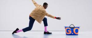 Homme faisant glisser un sac "pliage" sur une piste de bowling