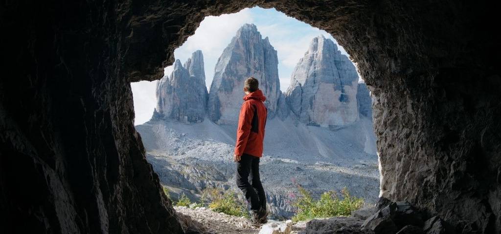 Homme regardant la Montagne