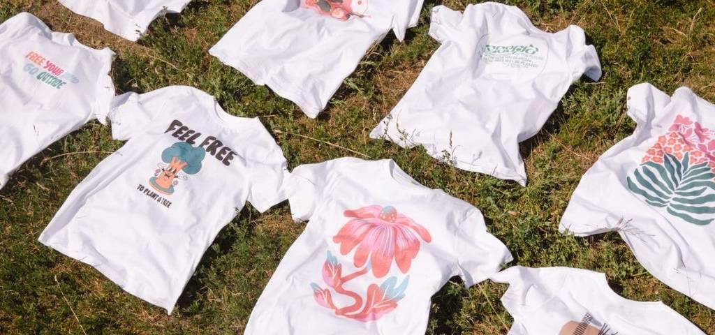 Ecosia s'associe avec plusieurs créateurs pour créer TEES4TREES, des T-shirts inspirés par la nature, T-shirt posés sur l'herbe
