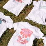 T-shirt posés sur l'herbe