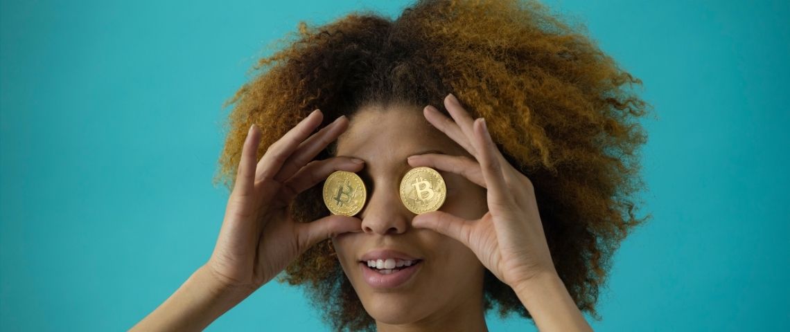 La Fondation AlphaOmega s’ouvre aux dons en cryptomonnaies avec le soutien d’IOV, acteur majeur de la blockchain en France Jeunes femmes avec deux pièces de monnaie devant les yeux