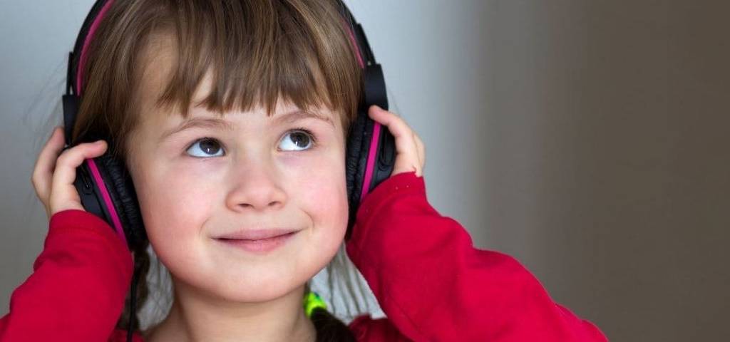 Enfant avec un casque sur les oreilles
