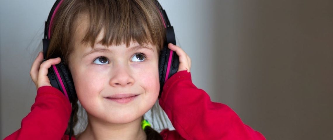 La Fondation Ronald McDonald propose un podcast familial dédié à la gestion des émotions Enfant avec un casque sur les oreilles