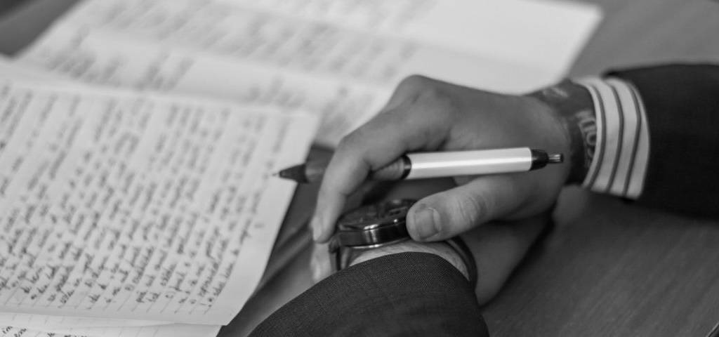 Personne devant des pages écrites