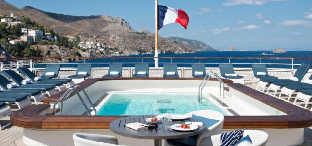 Piscine et transat sur un bateau Ponant
