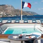 Piscine et transat sur un bateau Ponant