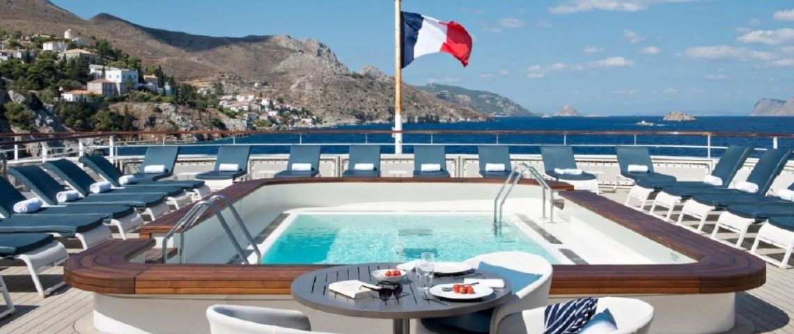 Certification Green Marine Europe : Ponant de nouveau reconnue pour son engagement environnemental Piscine et transat sur un bateau Ponant