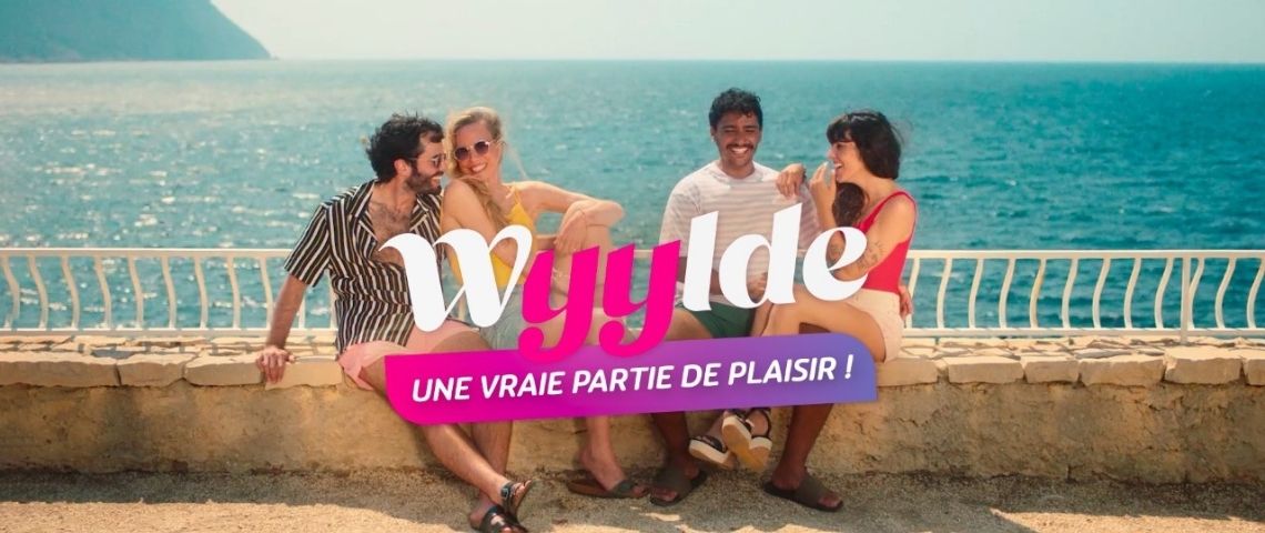 Le réseau social Wyylde, accompagné de son agence Havas Sports & Entertainment, prend la parole au travers d’un film et d’une tournée des plages dans le sud de la France. 2 couples assis sur un muret avec la mer dans le dos