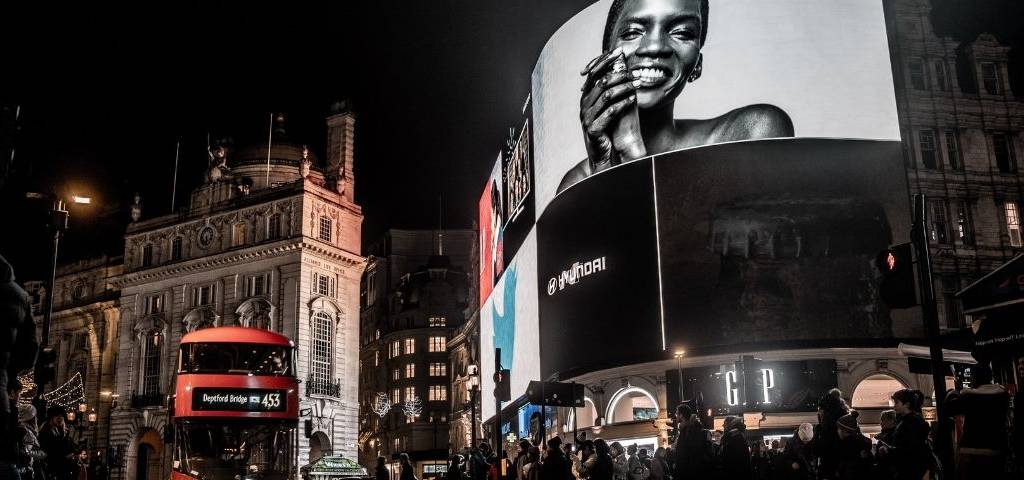 Building avec de la publicité