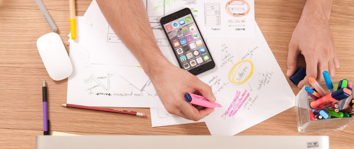 L'Union des marques s’est associée à EY et à l'UDECAM pour réaliser une étude sur la mesure par les marques de l’efficacité de leurs actions marketing Personne écrivant sur des feuilles