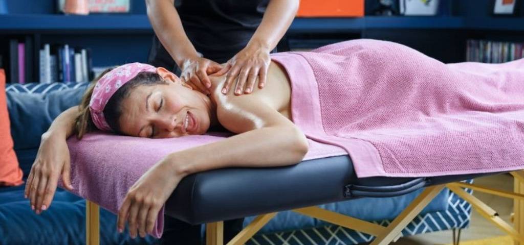 Femme se faisant masser