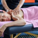 Femme se faisant masser