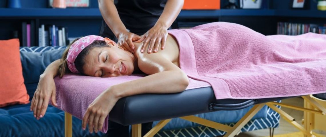 Sweet Spot signe les films et les prints de la campagne de communication Wecasa Femme se faisant masser