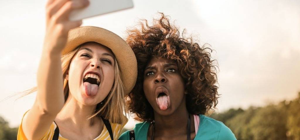 Jeunes filles se prenant en photo en train de tirer la langue