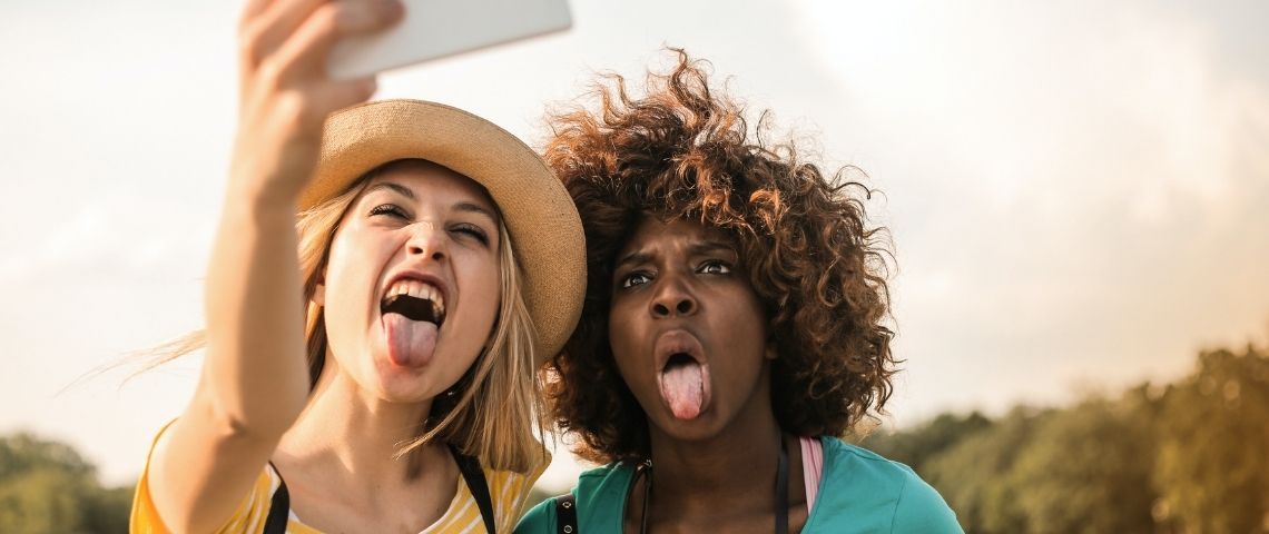 Yubo lance sa monnaie virtuelle Yubucks et Pixels, des badges à s’offrir entre utilisateurs Jeunes filles se prenant en photo en train de tirer la langue