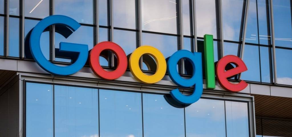 Logo Google en grosse lettres sur un bâtiment en verre